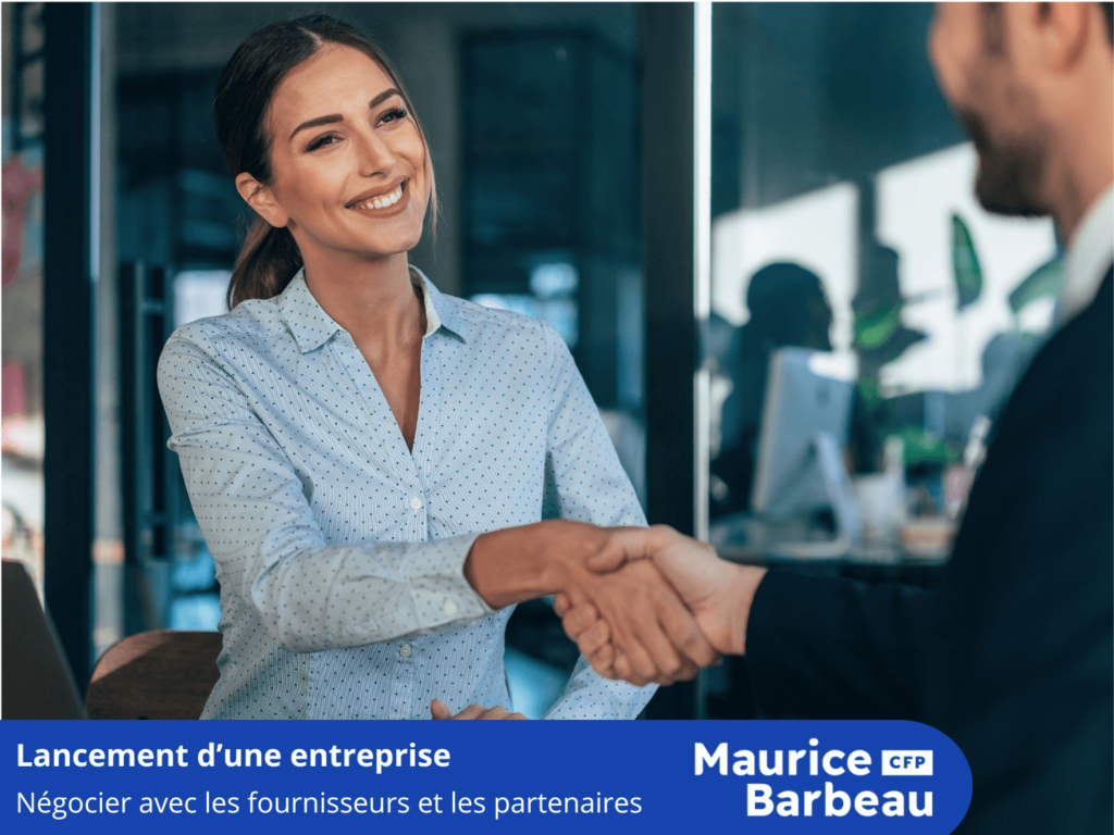 Femme d'affaires serrant la main d'un fournisseur